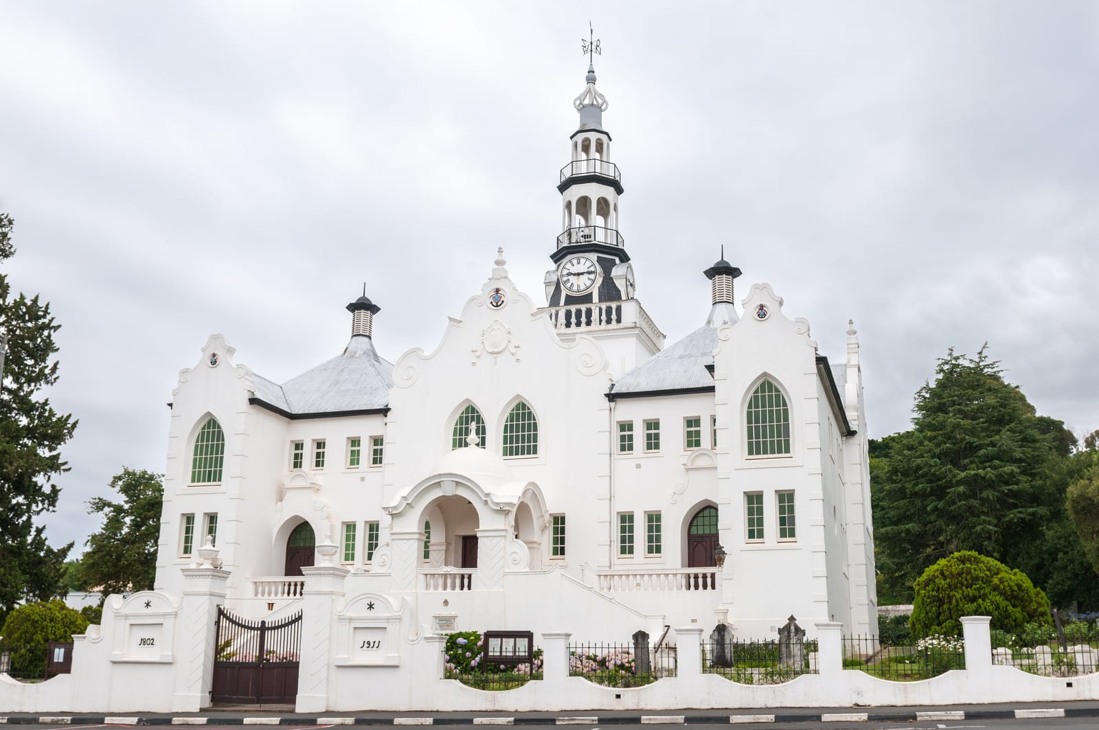 Weiße NG-Kirche von Swellendam mit Uhrturm und geschwungenen Giebeln